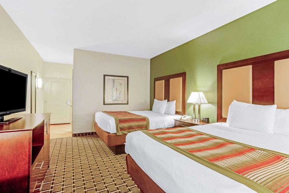 Queen Room with Two Queen Beds - Non-Smoking interior