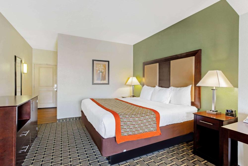 King Room - Mobility Access/Non-Smoking interior