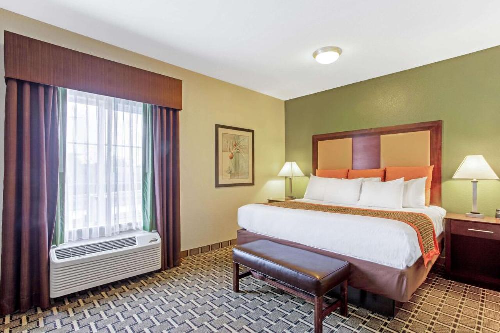 One-Bedroom King Suite - Non-Smoking interior