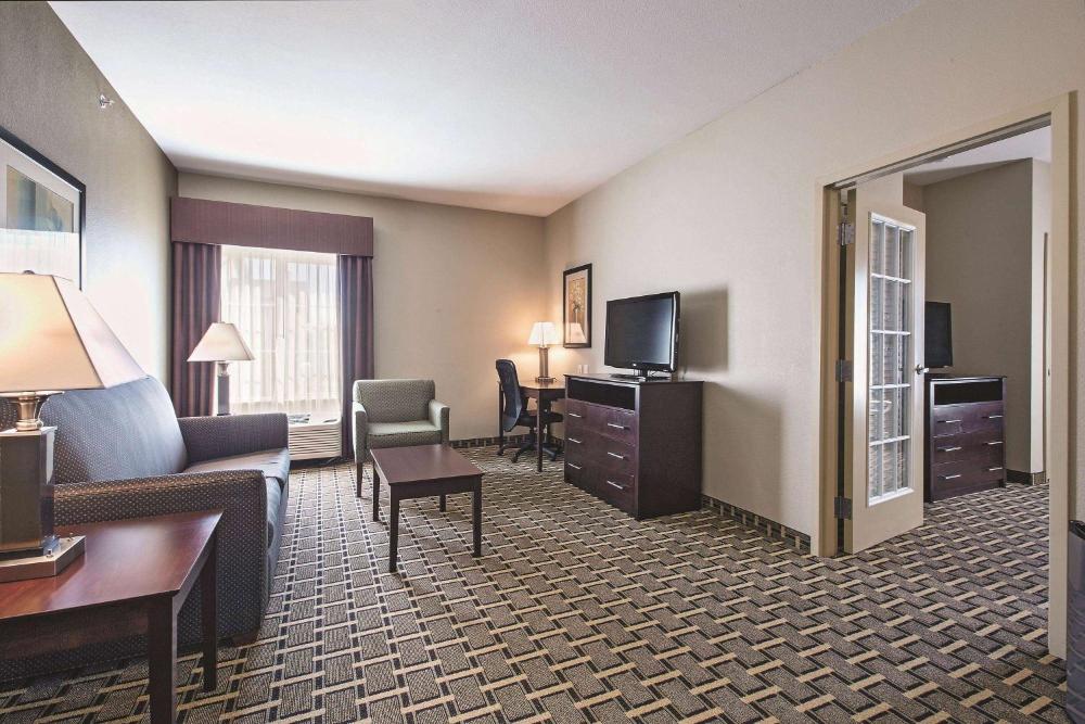 Deluxe One-Bedroom King Suite - Mobility Access/Non-Smoking interior